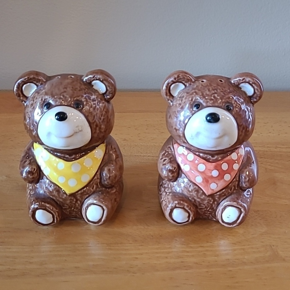 OTAGIRI Vintage 1983 Brown Bears Wearing Bandanas Salt and Pepper Shaker Set